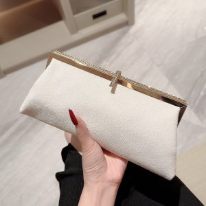 Clutch Clássica champagne em veludo e strass